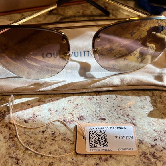 LOUIS VUITTON Clockwise Sunglasses Gold Monogram NWT - Picture 3 of 15